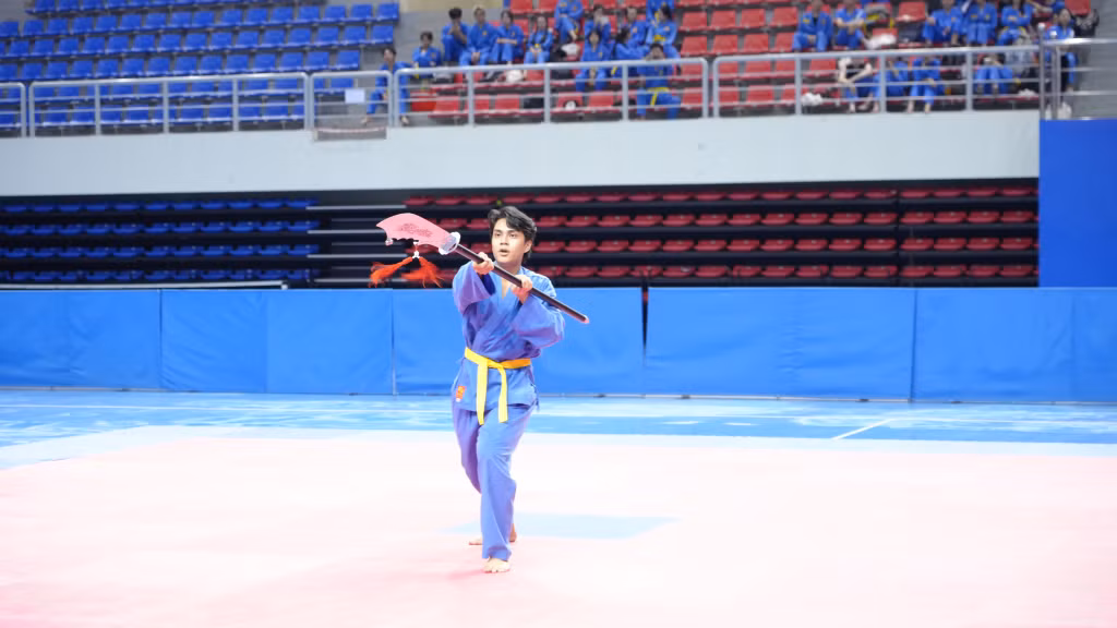 Thi đấu quyền nội dung Nhật nguyệt đại đao.