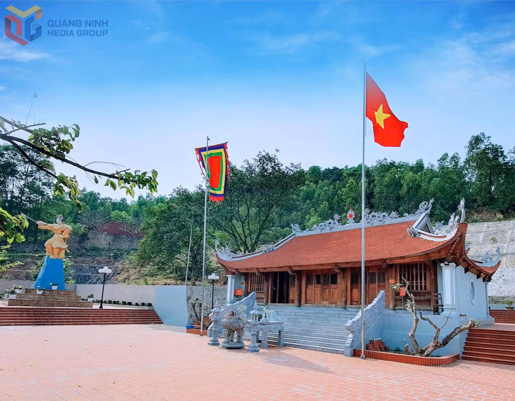 Đền An Biên và tượng đài nữ tướng Lê Chân.