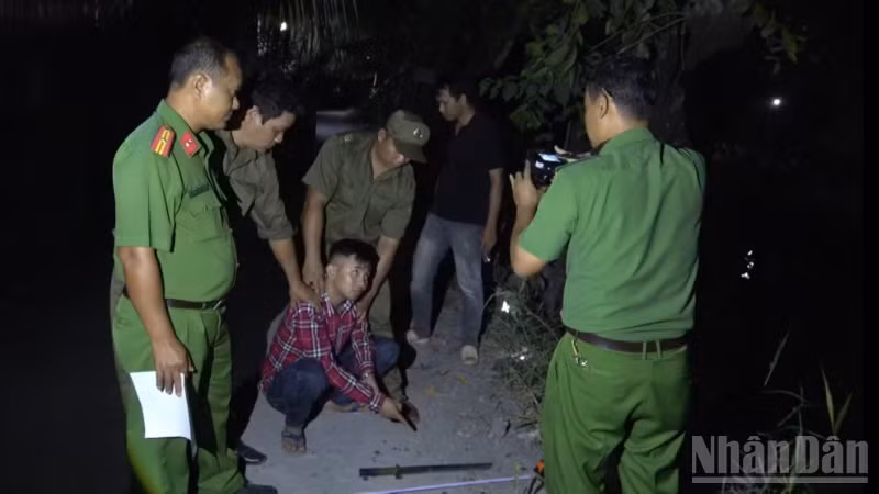 Một trong những đối tượng đã bị bắt giữ sau khi gây án.