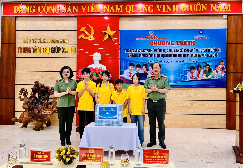 Lãnh đạo Công an tỉnh và lãnh đạo Ban Phụ nữ CAND (Bộ Công an) trao quà cho các em nhỏ tại Trung tâm trợ giúp xã hội tỉnh.