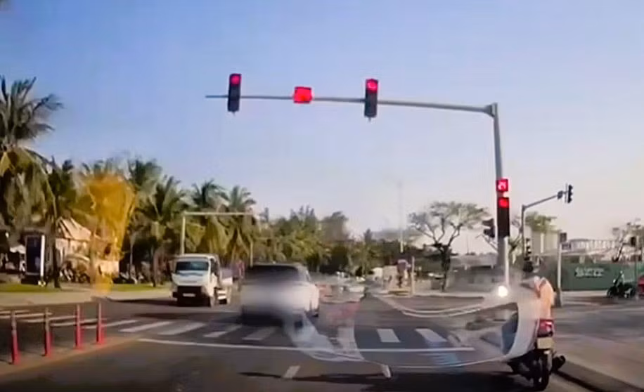 Từ video người dân cung cấp, CSGT Đà Nẵng phạt tài xế vượt đèn đỏ 19 triệu đồng và trừ điểm giấy phép lái xe. Ảnh: Trường An