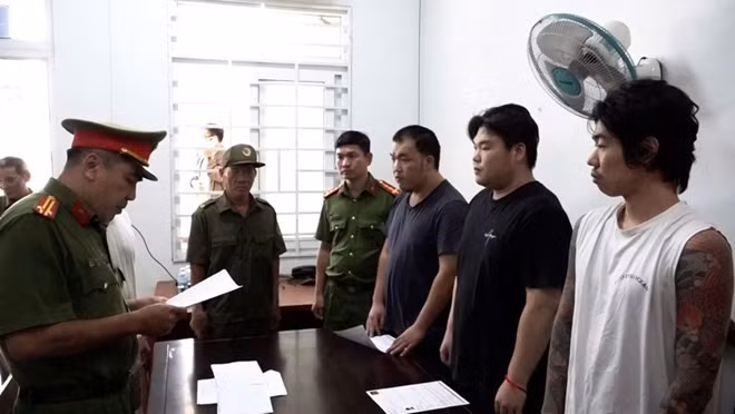 Văn phòng Cơ quan CSĐT Công an tỉnh Khánh Hòa tiến hành dẫn giải, bàn giao 3 đối tượng có lệnh truy nã đỏ cho Cảnh sát Hàn Quốc. Ảnh: Phương Linh