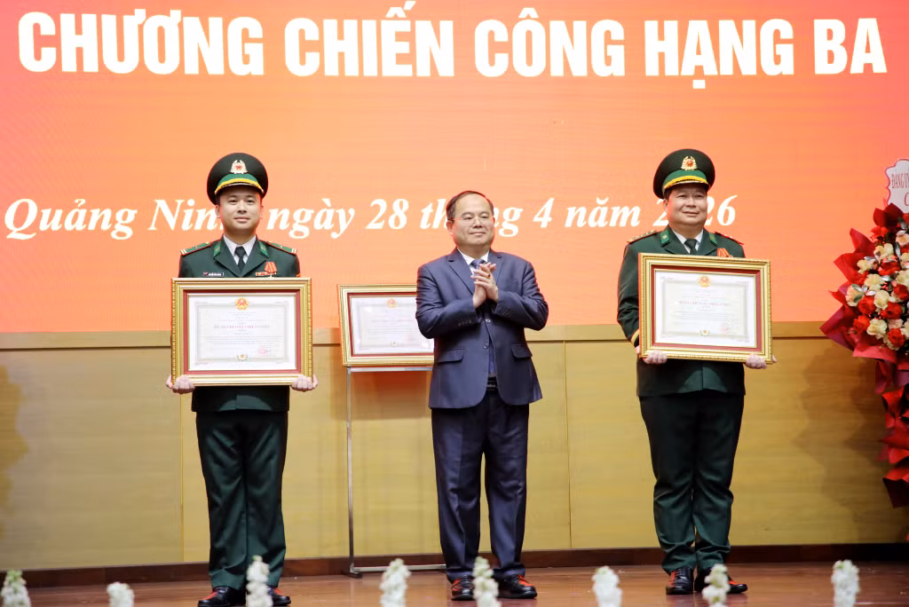 Thừa ủy quyền của Chủ tịch nước, đồng chí Quản Minh Cường, Ủy viên Trung ương Đảng, Bí thư Tỉnh ủy, Trưởng Đoàn ĐBQH tỉnh trao Huân chương Chiến công hạng Ba cho các đồng chí: Thượng tá Nguyễn Quốc Nam, Đồn trưởng Đồn Biên phòng CKQT Móng Cái; Thiếu tá Nguyễn Văn Thành, Trạm trưởng Trạm Biên phòng cửa khẩu quốc tế Bắc Luân, Đồn Biên phòng cửa khẩu quốc tế Móng Cái (hiện nay là Phó Đồn trưởng, Đồn Biên phòng Trà Cổ).