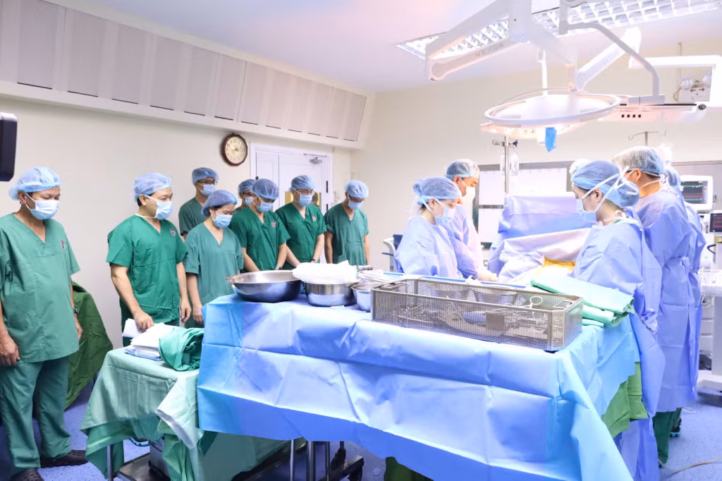 Các y bác sĩ tri ân nghĩa cử cao đẹp của người hiến tạng.
