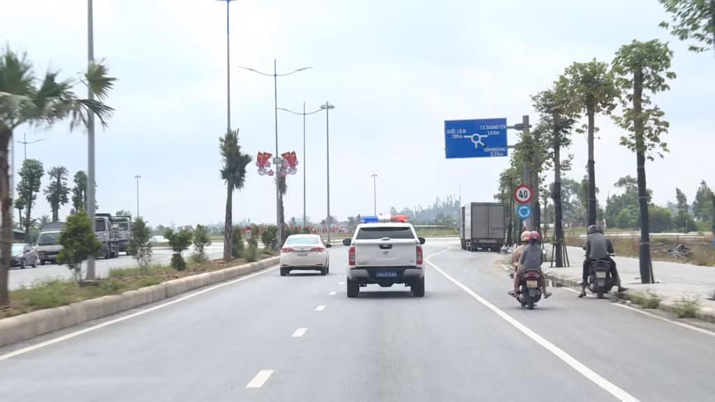 Lực lượng CSGT tăng cường tuần tra, phân luống giao thông từ xa, từ sớm, chống ùn tắc.