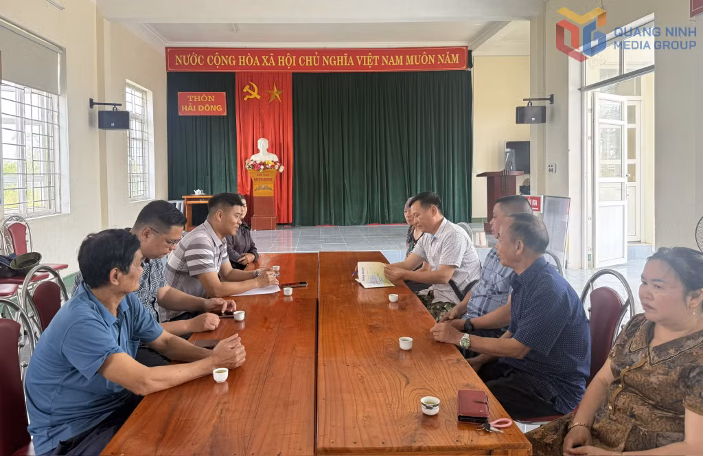 Lãnh đạo Phòng Kinh tế xã Quảng Đức làm việc với các hộ dân.
