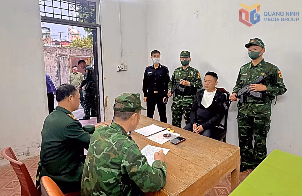 Lực lượng chức năng tại Cửa khẩu quốc tế Móng Cái lấy lời khai đối tượng vi phạm cất giấu, vận chuyển trái phép hơn 750g vàng vào Việt Nam.
