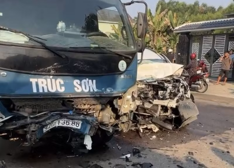 Hiện trường vụ tai nạn nghiêm trọng giữa xe tải và ôtô con sáng 6.4 tại xã Quế Sơn Trung, Đà Nẵng, khiến 1 người không qua khỏi. Ảnh: Trường An