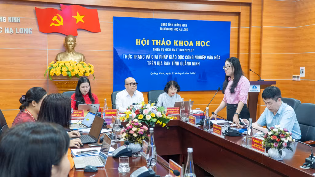 Đồng chí Châu Hoài Thu, Phó Giám đốc Sở Giáo dục và Đào tạo Quảng Ninh đánh giá cao những kết quả nghiên cứu bước đầu của Trường Đại học Hạ Long đối với nhiệm vụ khoa học và công nghệ cấp tỉnh.