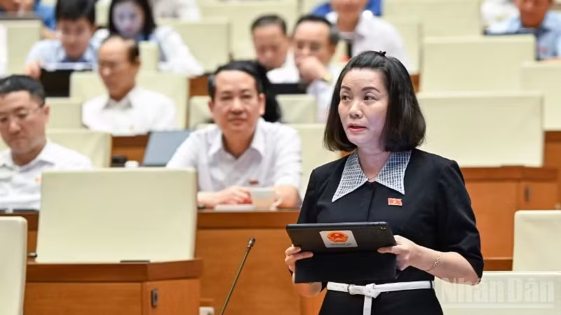 Đại biểu Nguyễn Minh Tâm (Đoàn Quảng Trị) phát biểu tại hội trường. (Ảnh: DUY LINH)