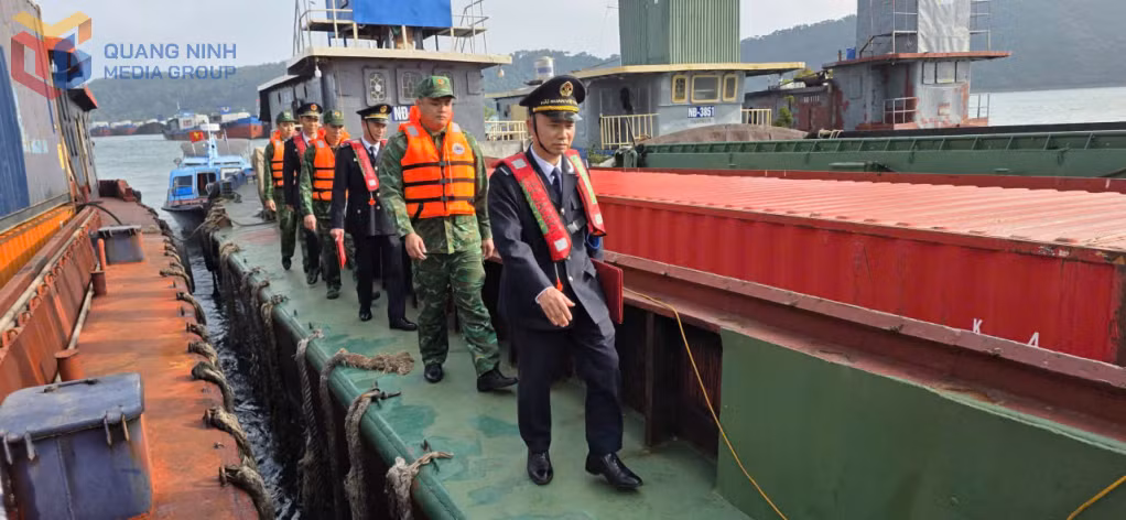 Lực lượng hải quan và biên phòng phối hợp kiểm tra, giám sát hàng hóa, phương tiện tại cảng Vạn Gia (xã Vĩnh Thực).