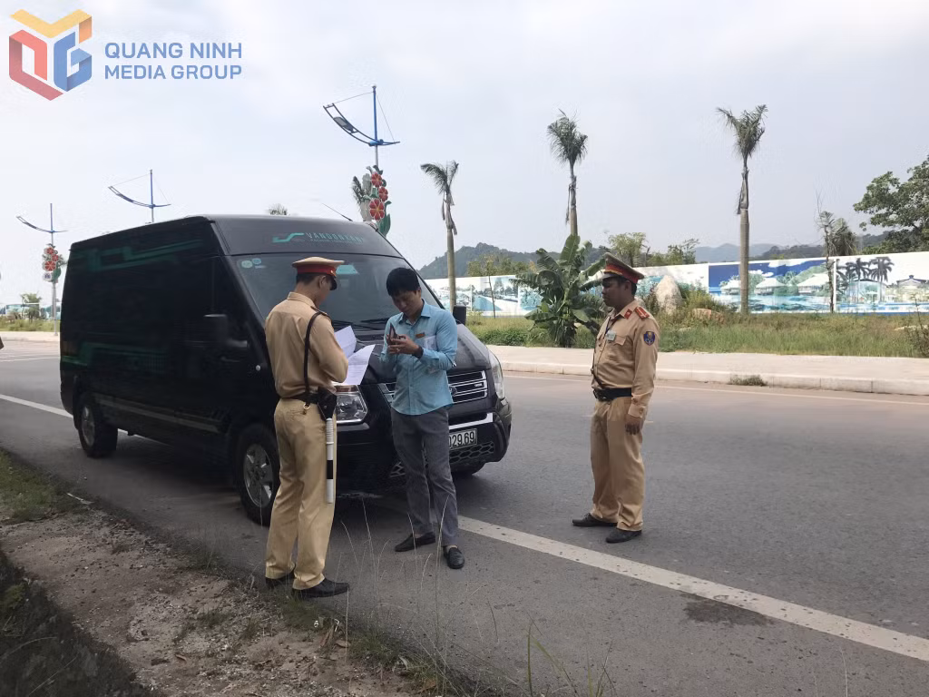Lực lượng CSGT kiểm tra chặt chẽ các phương tiện vận chuyển hành khách, khách du lịch để xử lý nghiêm hành vi lái xe sử dụng rượu, bia và chở quá số người quy định.