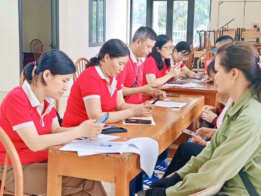 Tổ lưu động của Viettel Quảng Ninh hỗ trợ người dân xác thực thông tin tại nhà văn hóa khu Hà Khẩu 5, phường Việt Hưng.