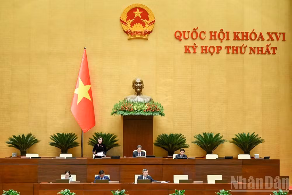 Phó Chủ tịch Quốc hội Nguyễn Thị Hồng điều hành phiên họp. (Ảnh: DUY LINH)