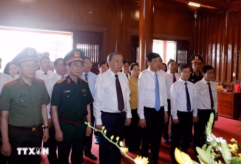 Tổng Bí thư, Chủ tịch nước Tô Lâm cùng các đại biểu tưởng niệm tại Đền thờ trong Khu Di tích Quốc gia đặc biệt Bến phà Gianh - Ảnh: TTXVN
