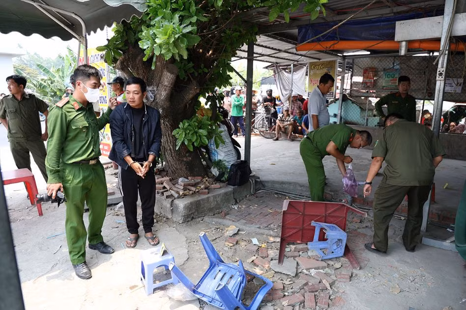 Cơ quan chức năng tổ chức khám nghiệm hiện trường nơi xảy ra vụ giết người. Ảnh: Vũ Tiến