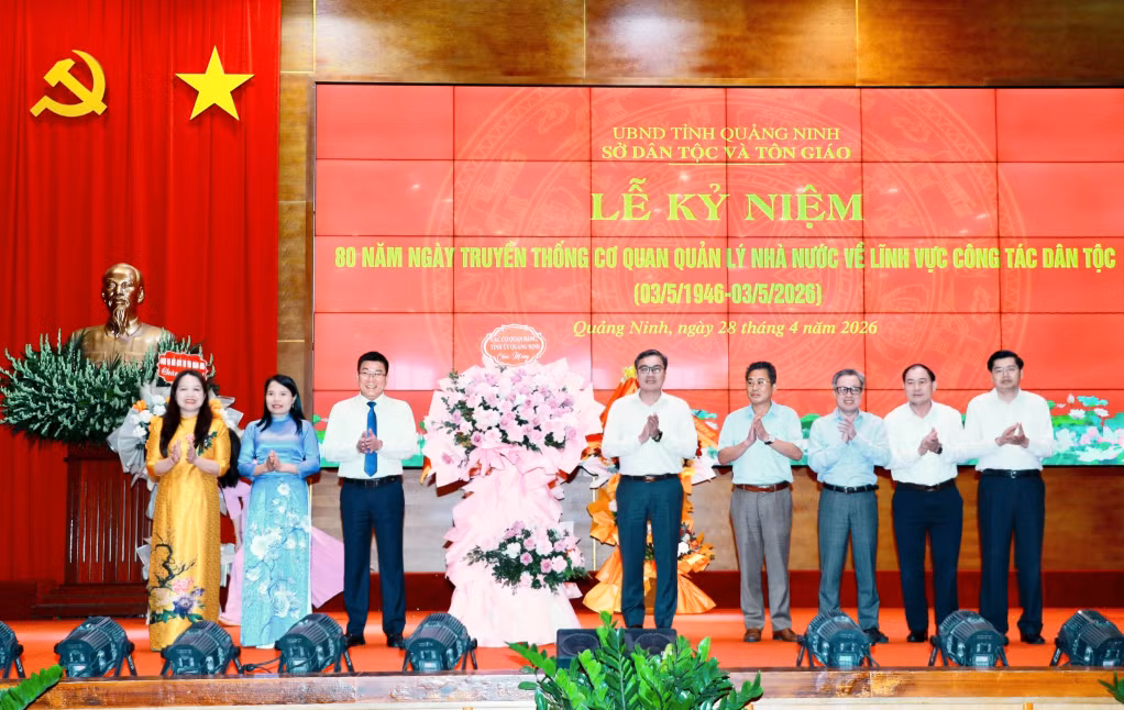 Đại diện lãnh đạo các sở, ban, ngành của tỉnh tặng hoa chúc mừng Sở Dân tộc và Tôn giáo tỉnh nhân kỷ niệm 80 năm Ngày truyền thống cơ quan quản lý nhà nước về lĩnh vực công tác dân tộc.
