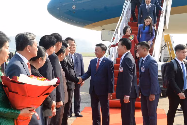 Đại sứ Việt Nam tại Lào Nguyễn Minh Tâm cùng đại diện các cơ quan, cán bộ Đại sứ quán Việt Nam tại Lào trân trọng đón Thường trực Ban Bí thư Trần Cẩm Tú và Đoàn đại biểu cấp cao Việt Nam thăm chính thức tới Lào.