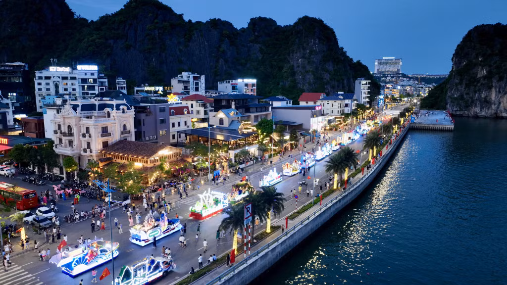 Đúng 18h30, hoạt động diễu hành đường phố Carnaval Hạ Long 2026 trên tuyến đường Trần Quốc Nghiễn kéo dài tới Quảng trường 30/10 khoảng 1km đã chính thức diễn ra.