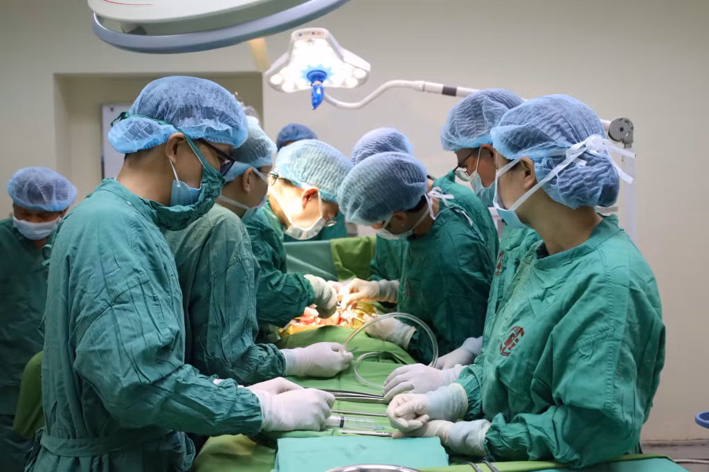 Các bác sĩ tiến hành ghép thận.