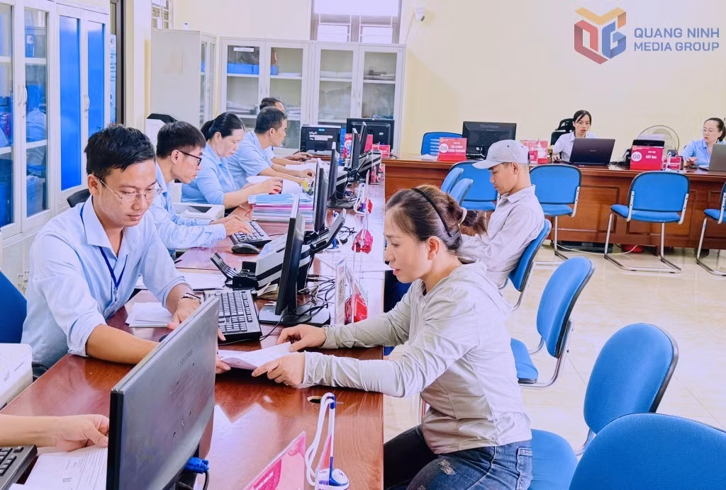 Giải quyết TTHC cho công dân tại Trung tâm Phục vụ hành chính công đặc khu Cô Tô. Ảnh: Mạnh Trường