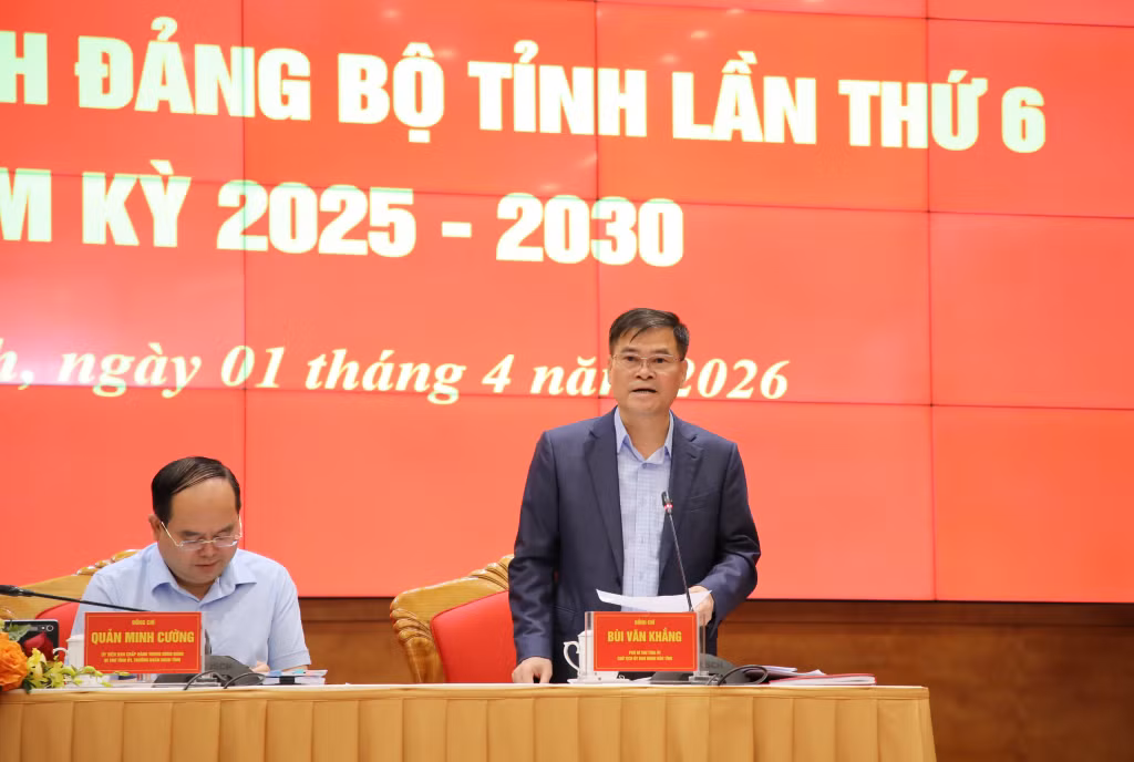 Đồng chí Bùi Văn Khắng, Phó Bí thư Tỉnh ủy, Chủ tịch UBND tỉnh, điều hành thảo luận tại hội trường.