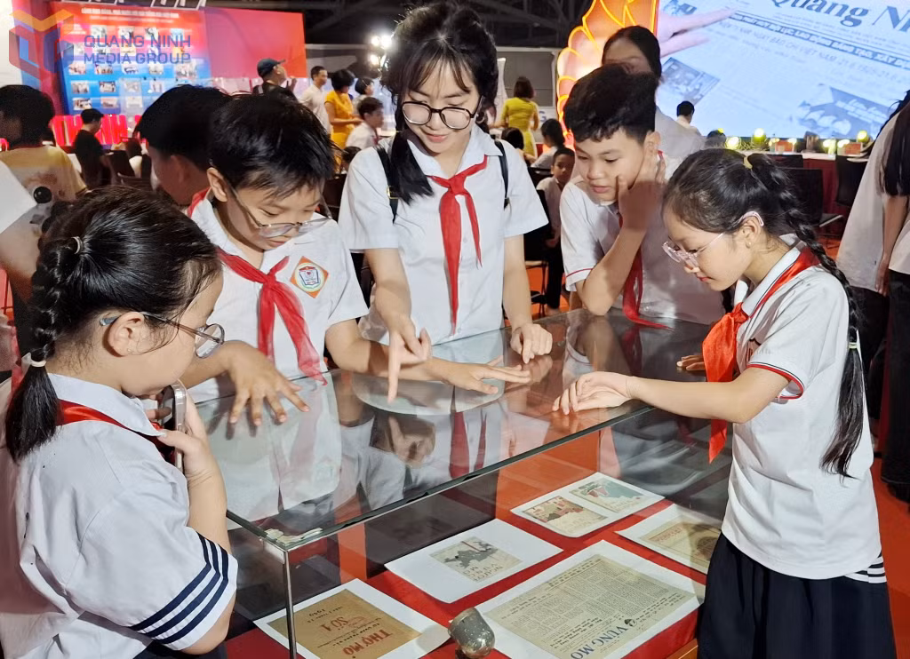 Các em học sinh tham quan, tìm hiểu những hiện vật lịch sử trên báo chí Quảng Ninh qua các thời kỳ tại phát thanh, truyền hình Quảng Ninh tháng 4/2026.