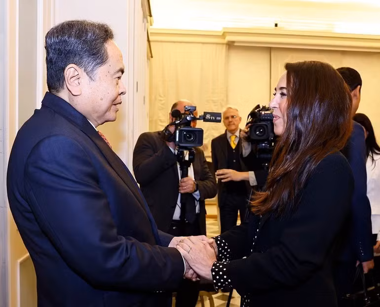 Chủ tịch Quốc hội Trần Thanh Mẫn gặp Phó Chủ tịch Thượng viện Italy Licia Ronzulli. (Ảnh: TTXVN)