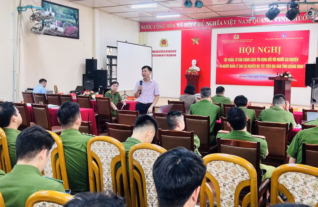 Đại diện Ngân hàng CSXH tỉnh phổ biến quy định mới.