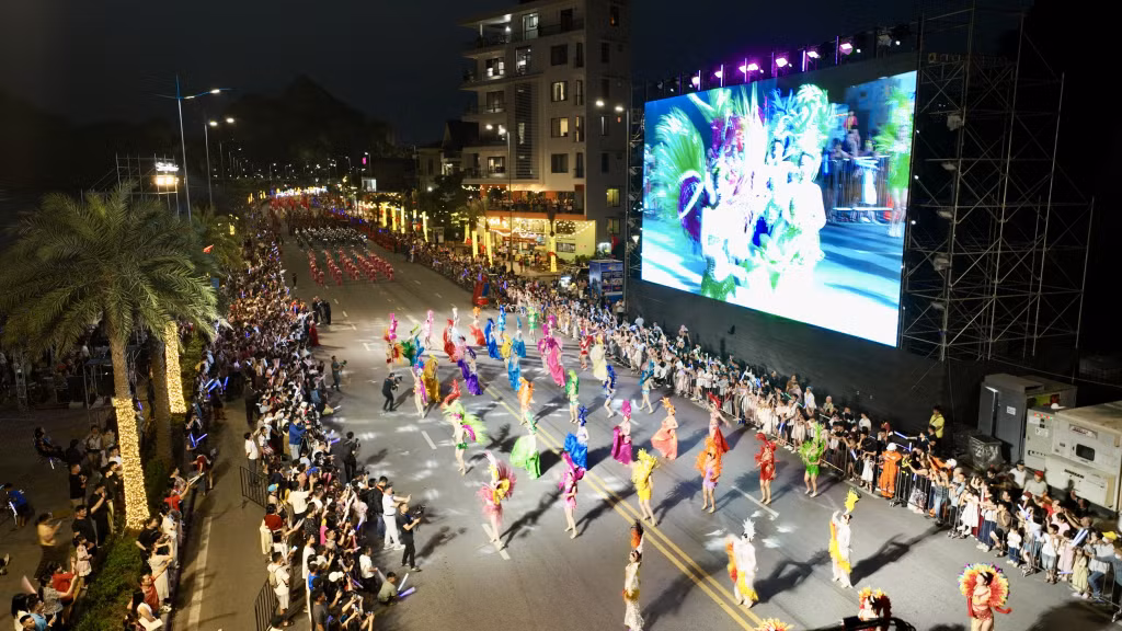Khán giả hào hứng với điệu nhảy samba Hạ Long và các màn trình diễn ấn tượng.