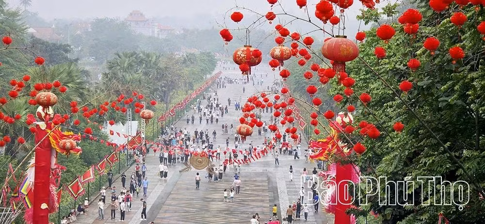 Trục hành lễ rực rỡ cờ hoa và đèn lồng đỏ, chào đón dòng người về dâng hương ngày một đông hơn.