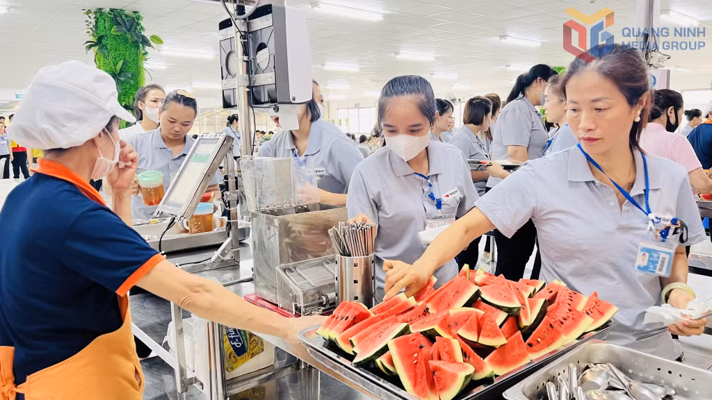 Ăn ca tại Công ty TNHH Yazaki Hải Phòng Chi nhánh Quảng Ninh.