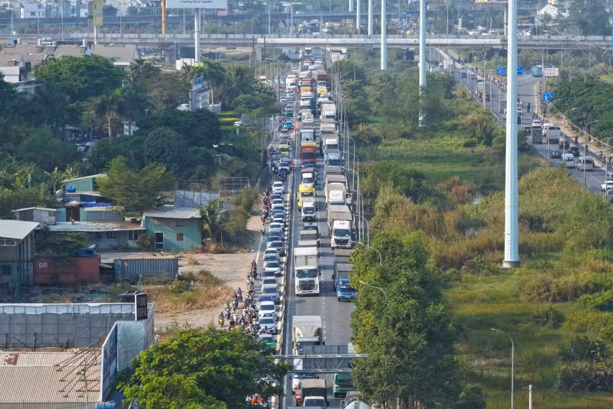 Va chạm giao thông ở cửa ngõ phía Đông TPHCM, giao thông ùn ứ kéo dài ảnh 2