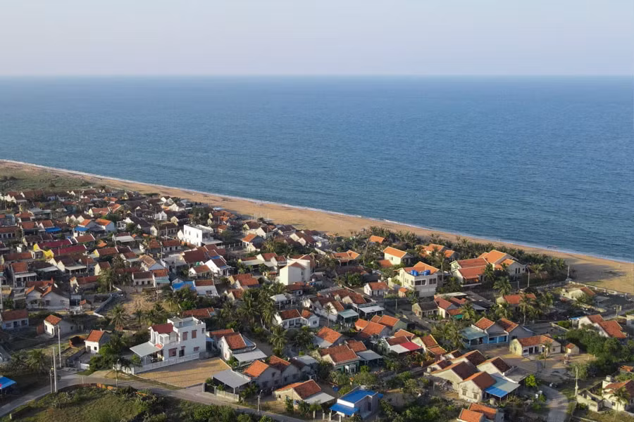 Ngoài Hòn Yến, khi đến Đắk Lắk, du khách còn có thể ghé thăm Làng Lò - nơi những mái nhà ngói đỏ san sát bên nhau.