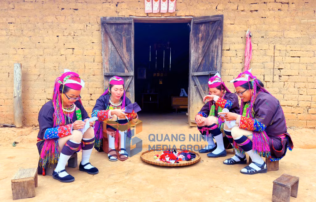 Người Dao Thanh Y ở thôn Cầu Sắt (xã Bình Liêu) thêu trang phục. Ảnh: Nga Tô (CTV)