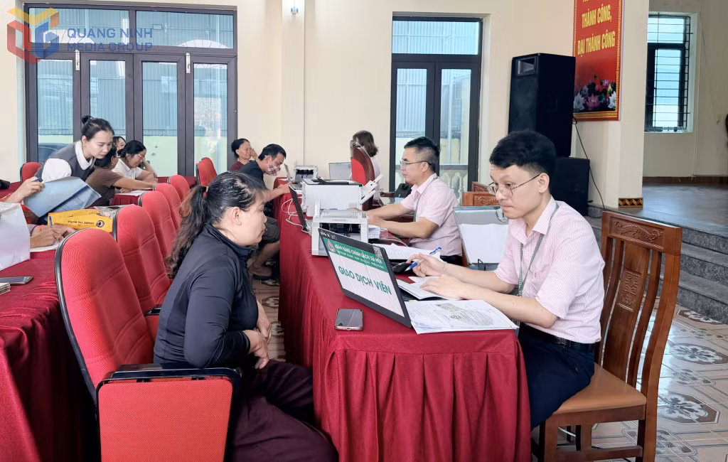 Cán bộ Phòng Giao dịch Ngân hàng Chính sách xã hội phường Yên Tử giải ngân cho hội viên nông dân vay vốn.