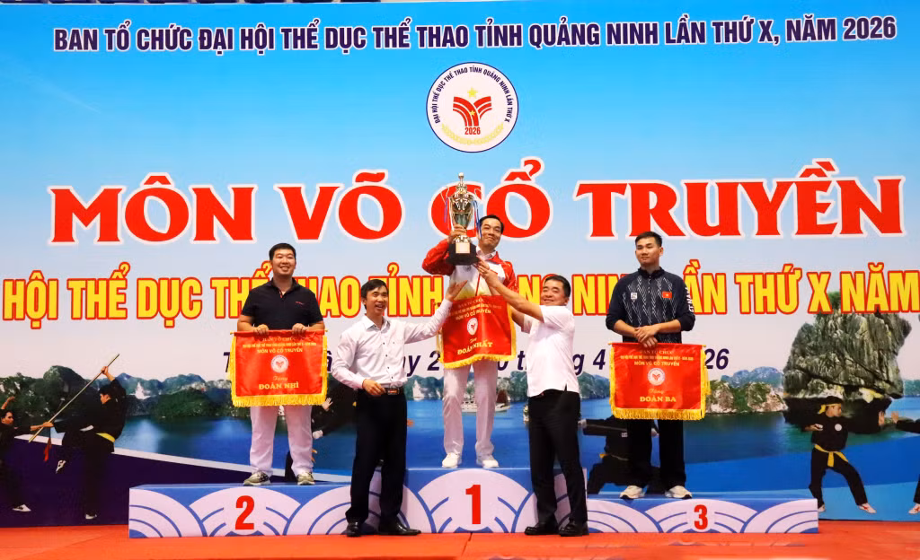 BTC trao giải toàn đoàn cho các đoàn xuất sắc nhất.