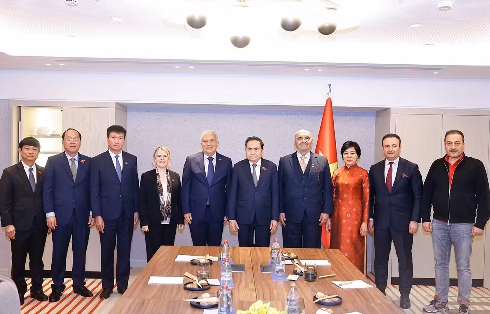 Chủ tịch Quốc hội Trần Thanh Mẫn với đại biểu. (Ảnh: TTXVN)
