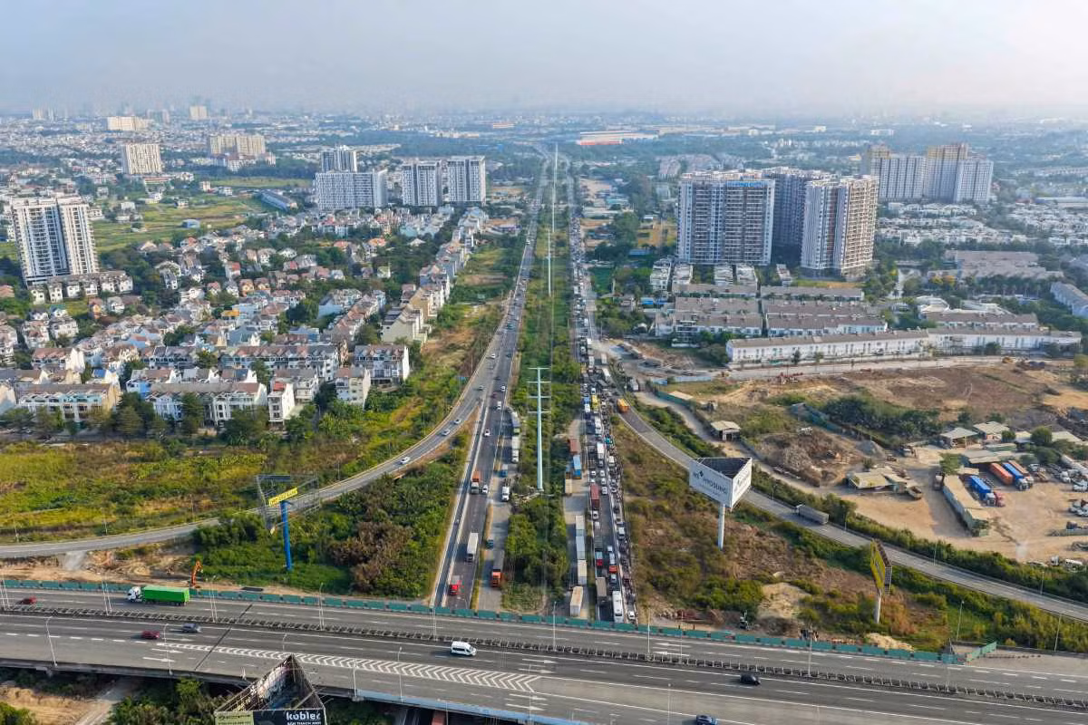 Ảnh hưởng của vụ va chạm khiến giao thông cửa ngõ phía Đông TPHCM ùn ứ. Ảnh: Đông Hoàng