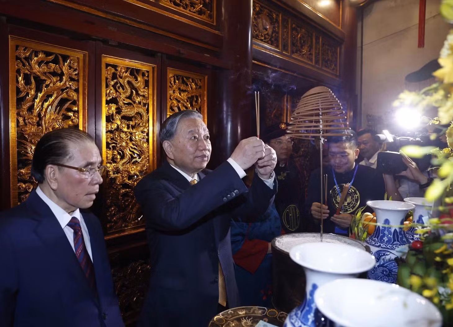 Tổng Bí thư, Chủ tịch nước Tô Lâm dâng hương trong Thượng Cung tại Đền Thượng. (Ảnh: Thống Nhất/ TTXVN)