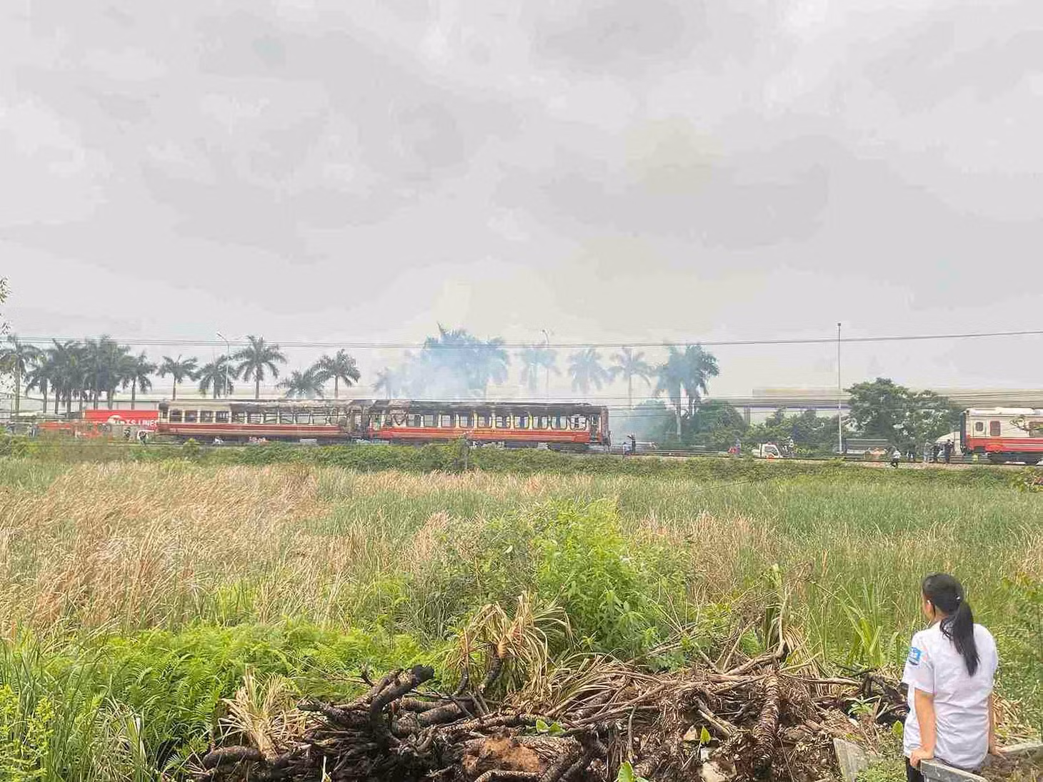 Hai khoang tàu phía sau bị thiêu rụi, chỉ còn trơ khung sắt. Ảnh: Tân AB