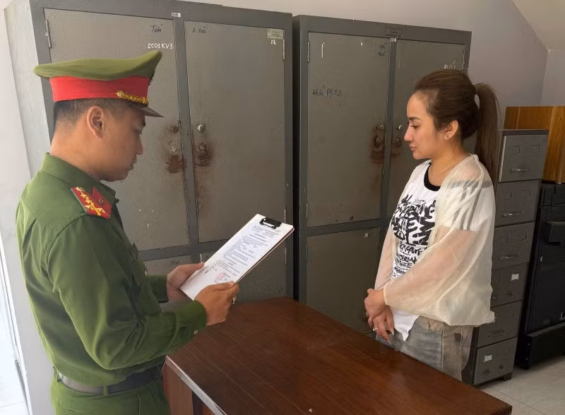 Công an Đà Nẵng khởi tố người phụ nữ giả công an để lừa bạn chuyển tiền. Ảnh: CACC