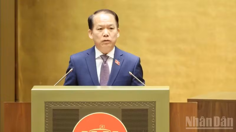 Bộ trưởng Tư pháp Hoàng Thanh Tùng trình bày Tờ trình dự thảo Nghị quyết. (Ảnh: DUY LINH)