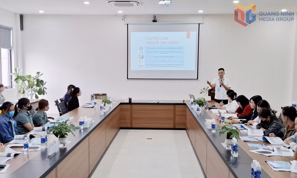 BHXH tỉnh phối hợp với Sở Nội vụ tổ chức hội nghị tuyên truyền, tư vấn và đối thoại về Luật BHXH, BHYT cho người lao động tại Công ty TNHH May mặc Hoa Lợi Đạt Việt Nam (Cụm Công nghiệp Cẩm Thịnh, phường Cửa Ông) tháng 10/2025.