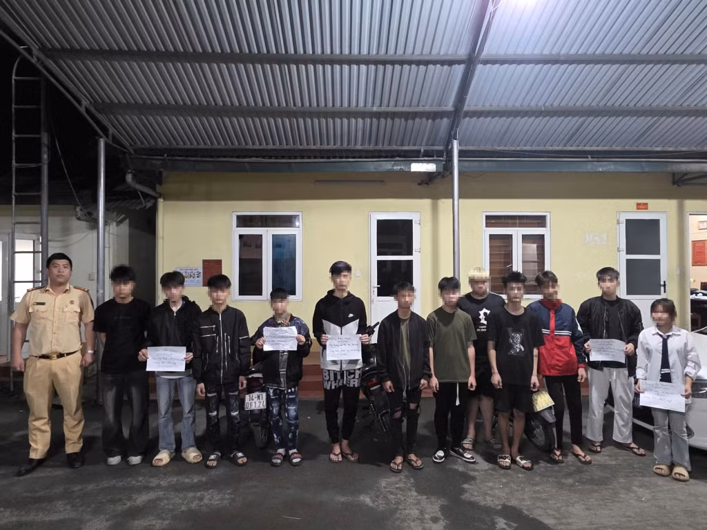 8 thanh thiếu niên thường trú tại các xã Tiên Yên, Đông Ngũ, Điền Xá được Đội CSGt đường bộ số 2, Phòng CSGT (Công an tỉnh) triệu tập làm việc về hành vi tụ tập vi pham TTATGT.