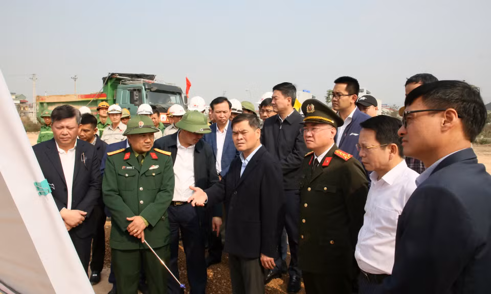 Chủ tịch UBND tỉnh Bùi Văn Khắng kiểm tra tiến độ dự án đường ven sông (ngày 20/2/2026).