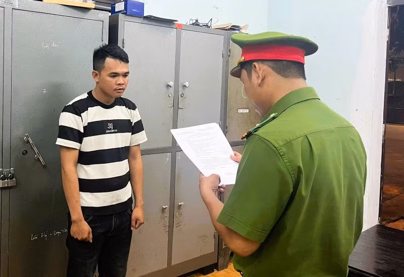 Công an xã Quế Sơn, Đà Nẵng bắt khẩn cấp đối tượng vừa ra tù, lại tiếp tục trộm cắp tài sản. Ảnh: CACC