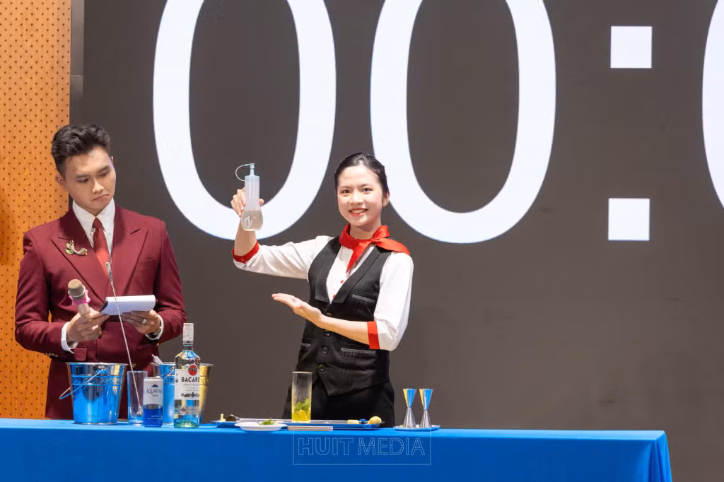 Sinh viên Lưu Khánh Linh thuộc Trường Đại học Hạ Long tham gia cuộc thi pha chế và biểu diễn Showmanshi. Ảnh: Ban Tổ chức cuộc thi.