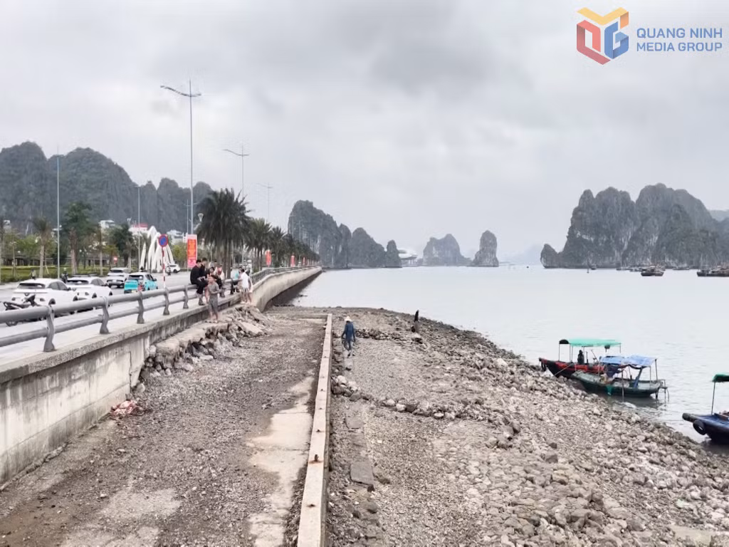 Điểm đưa đón khách tham quan Vịnh Hạ Long trái phép bằng bằng phương tiện không đảm bảo an toàn gần Công viên hoa Hạ Long, phường Hồng Gai.
