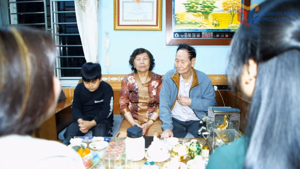 Vợ chồng bà Gái, ông Tro kể chuyện cho lớp trẻ về đời sống ngư dân xưa gắn với những làn điệu hát giao duyên trên biển.